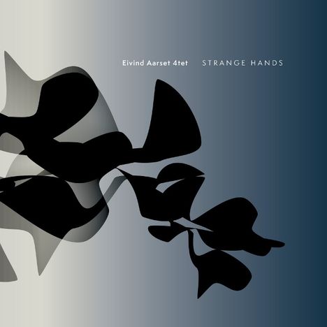 „Eivind Aarset 4tet“, „STRANGE HANDS“; abstrakte schwarze Formen auf blau-grauem Verlaufshintergrund.