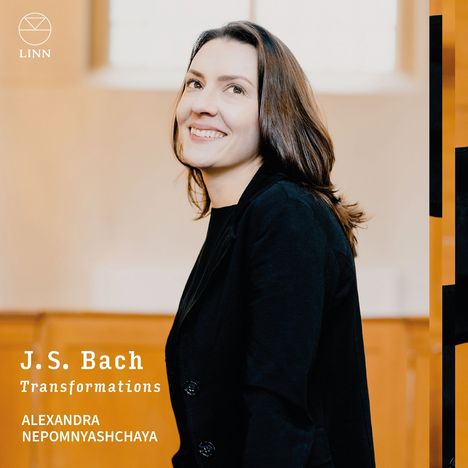 "J.S. Bach Transformations, ALEXANDRA NEPOMNYASHCHAYA". Frau in schwarzem Outfit lächelt. Hintergrund warm und hell.
