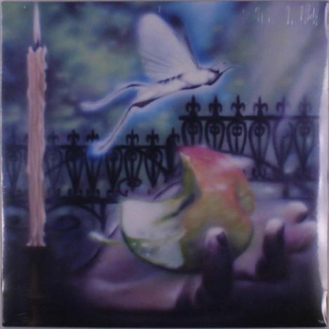 Illustration: Ein zartes Wesen fliegt über einen Apfel, neben einer Kerze und einem verzierten Zaun im Hintergrund.