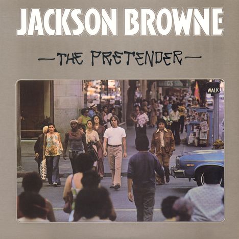 "JACKSON BROWNE" in großen Buchstaben, darunter "The Pretender". Menschen überqueren eine belebte Straße in einer Stadt.