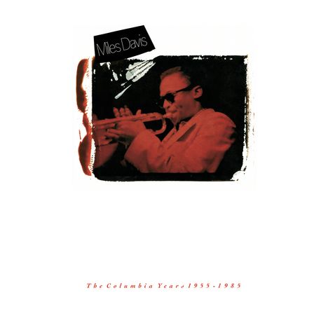 Miles Davis. The Columbia Years 1955-1985. Ein Musiker spielt Trompete, in Rot- und Schwarztönen gehalten.