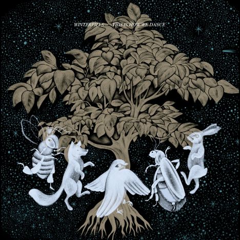 Text: "WINTERPILLS - THIS IS HOW WE DANCE." Eine Illustration zeigt Tiere, die um einen Baum tanzen, vor einem sternenklaren Himmel.