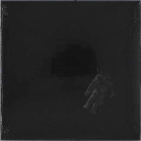 Eine dunkle Szene zeigt einen schwebenden Astronauten in einem Raumanzug vor einem nahezu schwarzen Hintergrund.