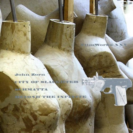 John Zorn, CITY OF SLAUGHTER, SCHMATTA, BEYOND THE INFINITE; im Hintergrund graue Schaufensterpuppen-Torsi.