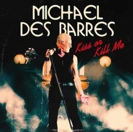 „MICHAEL DES BARRES“ und „Kiss or Kill Me“. Ein Mann in schwarzer Kleidung mit Mikrofon, hinter ihm Scheinwerfer und Rauch.