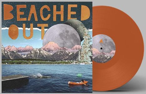 "BEACHED OUT" in großen Buchstaben. Illustration mit Bergen, einem großen Mond und einem See mit Person in einem Kajak.