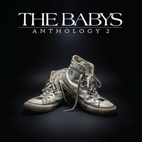 "The Babys Anthology 2" steht oben, darunter sind zwei abgenutzte, weiße Turnschuhe auf dunklem Hintergrund.