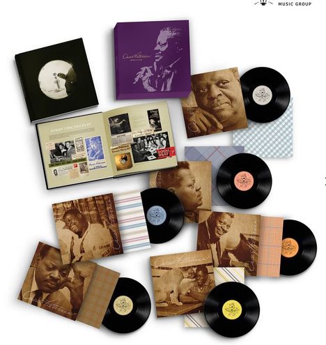 Boxset in lila mit "Oscar Peterson" in Gold. Dazugehörige Schallplatten und ein Buch mit Musikpostern und Fotos.