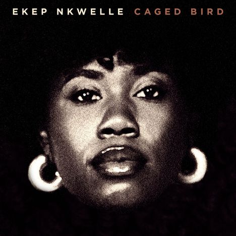 EKER NKWELLE CAGED BIRD. Ein Porträt einer Frau mit ausdrucksstarken Augen und großen Ohrringen.