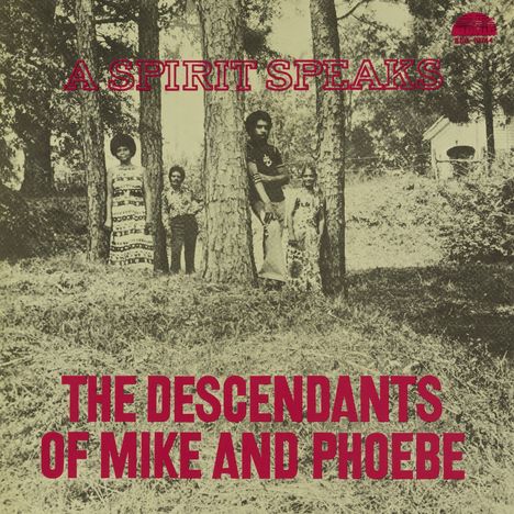 „A Spirit Speaks“, „The Descendants of Mike and Phoebe“. Vier Menschen stehen zwischen Bäumen im Freien.