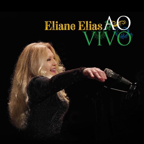 Text: "Eliane Elias AO VIVO." Eine Frau mit langem, blondem Haar hält ein Mikrofon und lächelt ins Publikum.