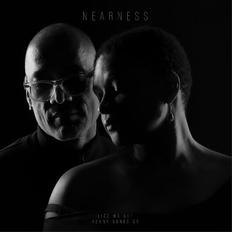 "NEARNESS" oben, "LIZZ WRIGHT KENNY BANKS SR" unten. Schwarz-weiß Portrait von zwei Personen, Köpfe nah beieinander.