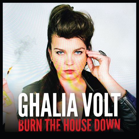 „GHALIA VOLT“ oben, „BURN THE HOUSE DOWN“ unten. Frau mit hochgestecktem Haar und Lederjacke, hält ein Streichholz.