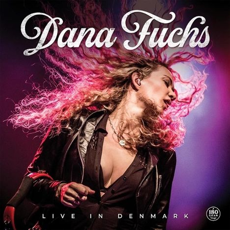 „Dana Fuchs“, „Live in Denmark“. Eine Sängerin mit wehenden Haaren und Lederjacke auf einer Bühne.