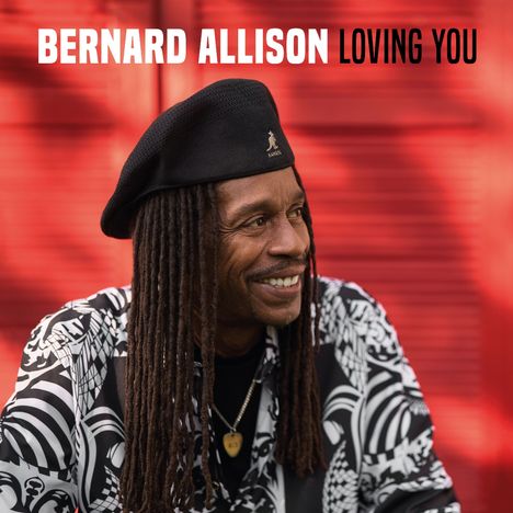 Text: "BERNARD ALLISON LOVING YOU". Ein Mann mit Dreadlocks und schwarzer Mütze lächelt vor rotem Hintergrund.