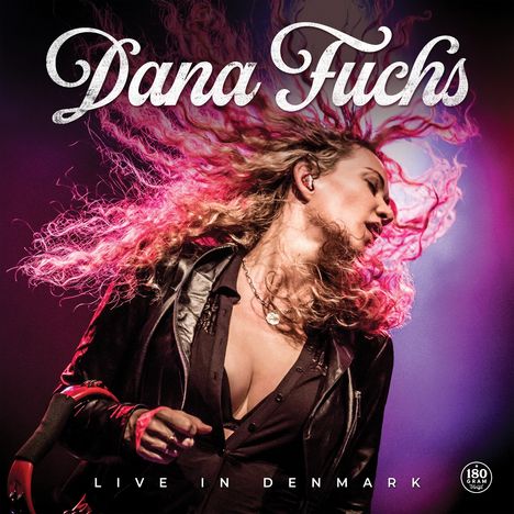 „Dana Fuchs“ steht oben, darunter „Live in Denmark“. Eine Frau singt leidenschaftlich auf der Bühne.