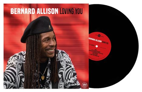Text: "BERNARD ALLISON LOVING YOU". Schwarze Vinyl-Schallplatte, Mann mit Dreadlocks, Lächeln, rote Hintergrundfarbe.