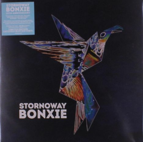 Text: „STORNOWAY BONXIE“
Illustration: Buntes Origami-Vogelbild auf dunklem Hintergrund.