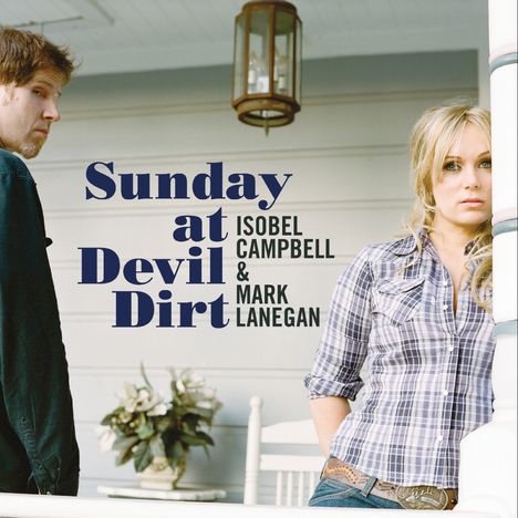"Sunday at Devil Dirt, Isobel Campbell & Mark Lanegan." Zwei Personen auf einer Veranda, Frau rechts, Mann links.