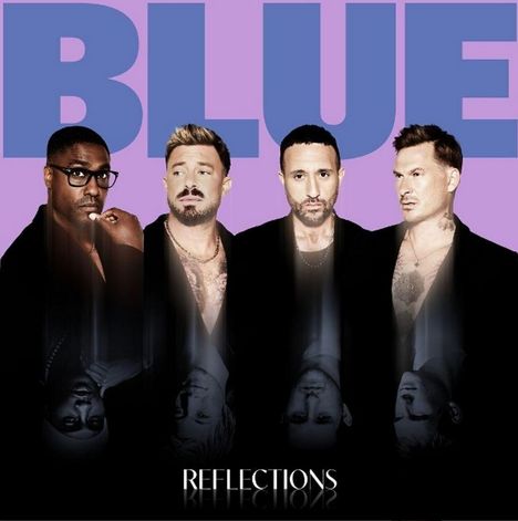 "BLUE" oben, "REFLECTIONS" unten. Vier Männer in schwarzen Jacken. Hintergrund in hellem Violett. Gesichter spiegeln sich nach unten.