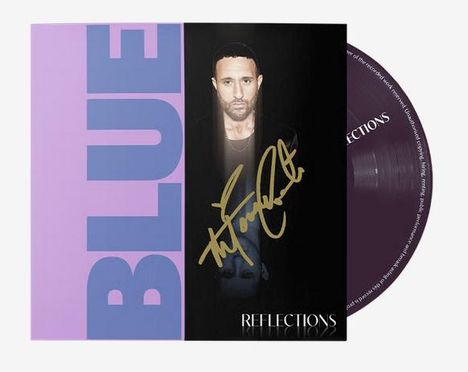 Text: "BLUE" in großen lila Buchstaben und "REFLECTIONS" in Weiß. Ein Porträt eines Mannes mit Unterschrift daneben.