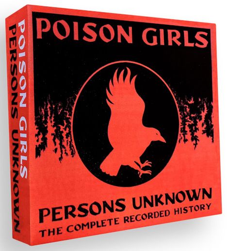 "POISON GIRLS: PERSONS UNKNOWN. THE COMPLETE RECORDED HISTORY." Zwei Musiker auf der Bühne, schwarz-weiß gehalten.
