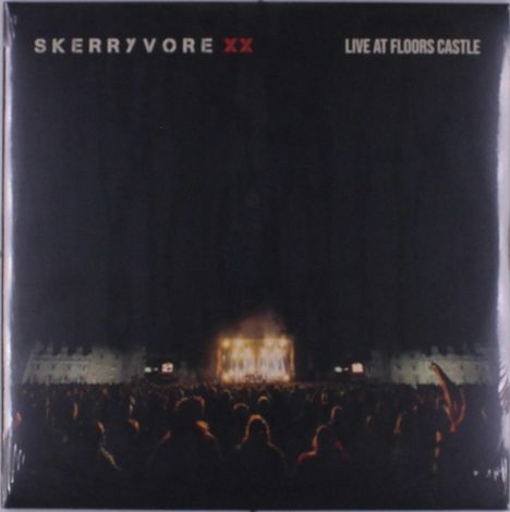 "SKERRYVORE XX" und "LIVE AT FLOORS CASTLE" in weißen und roten Buchstaben. Eine Bühne vor großem Publikum.