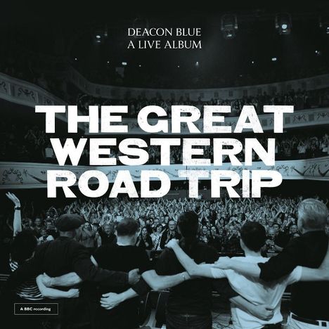 "The Great Western Road Trip" in großen Lettern, darunter Menschenmenge und Musiker, die einander umarmen.