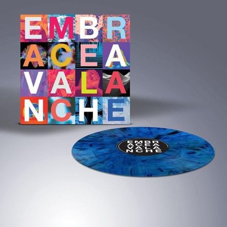 Text: EMBRACE AVALANCHE. Bunte, abstrakte quadratische Illustration auf der Hülle, blaue Schallplatte daneben.