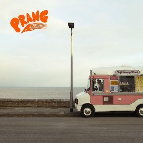 "PRANG" und "Soft Scoop Rock" sind zu sehen. Ein pastellfarbener Eiswagen steht am Meer, daneben eine Laterne.