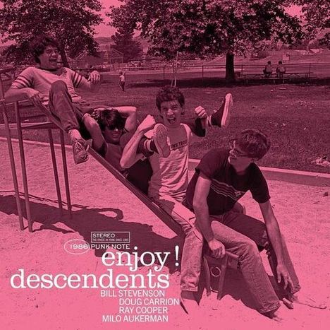Texte: "enjoy! descendents, Bill Stevenson, Doug Carrion, Ray Cooper, Milo Aukerman." Vier Personen auf einem Spielplatz.