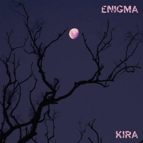 Text: „ENIGMA“ oben, „KIRA“ unten. Ein kahler Baum vor einem dunklen Himmel mit Vollmond.