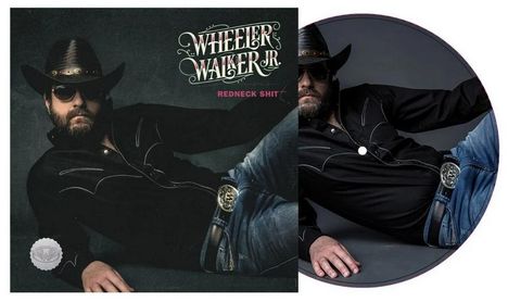 "Wheeler Walker Jr. Redneck Shit" in stilisierter Schrift. Ein Mann liegt lässig mit Cowboyhut und Sonnenbrille.