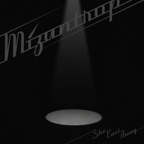 Text: "Mizantropi", "She Past Away". Ein einzelner Lichtkegel beleuchtet einen dunklen Raum.