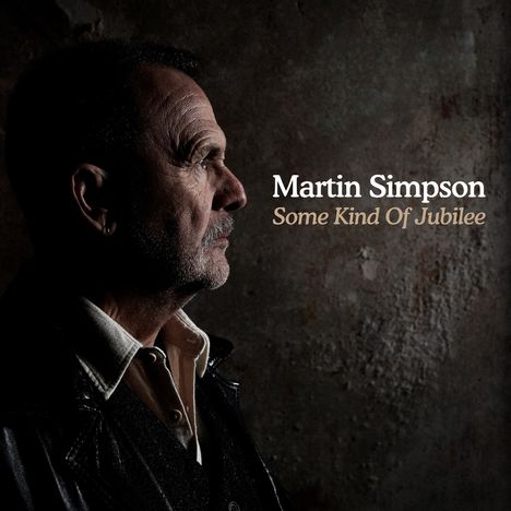 "Martin Simpson, Some Kind Of Jubilee". Ein Mann im Profil vor dunklem, rustikalem Hintergrund.