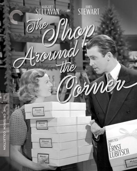 "The Shop Around the Corner". Zwei Personen in Schwarz-Weiß, eine Frau hält Pakete, ein Mann trägt einen Anzug.