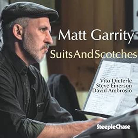 Text: "Matt Garrity Suits And Scotches" und Namen Vito Dieterle, Steve Einerson, David Ambrosio. Ein Mann liest Noten.