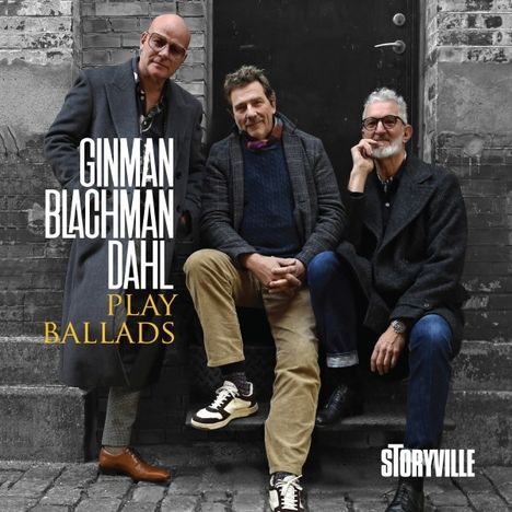 "Ginman Blachman Dahl Play Ballads" und "Storyville". Drei Männer in Mänteln sitzen entspannt auf einer Treppe.