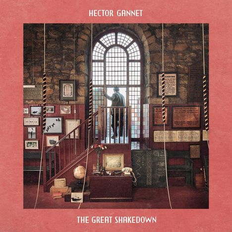 Texte: "HECTOR GANNET", "THE GREAT SHAKEDOWN". 

Eine Person steht vor einem großen Fenster in einem Raum voller Bilder und Tafeln.