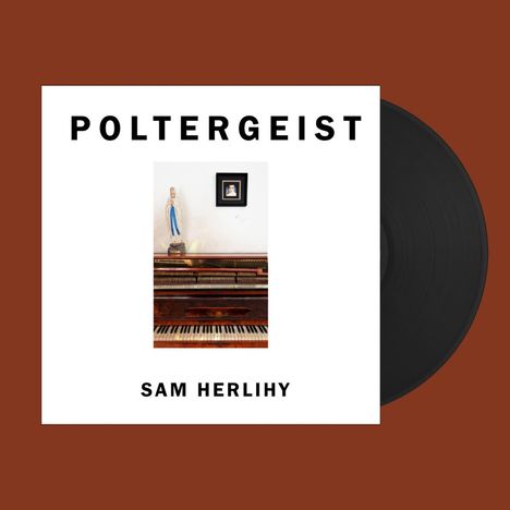 „POLTERGEIST“, „SAM HERLIHY“, altes Klavier, Heiligenfigur, kleines Bild an Wand, Schallplatte rechts.
