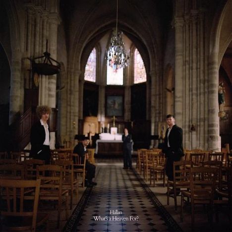 Texte: "Hallan", "What's a Heaven For?"; Kirche mit hohen Decken, Kronleuchter, Buntglasfenstern, vier Personen.