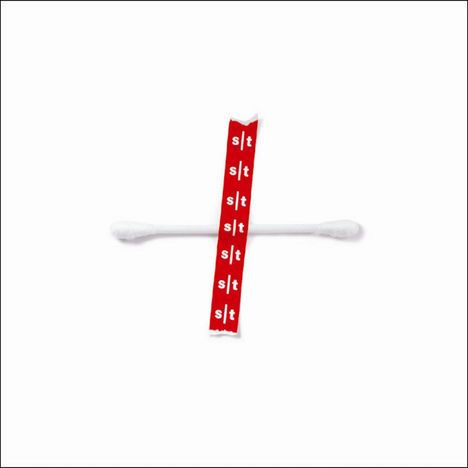 Ein Wattebauschstab kreuzt ein rotes Band mit wiederholtem Text "s|t".