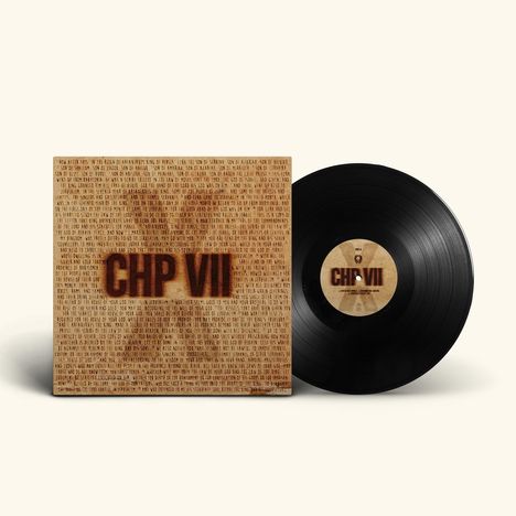 Text "CHP VII" auf einer Schallplatte und einem Cover. Cover voller kleiner Textzeilen auf beigem Hintergrund.
