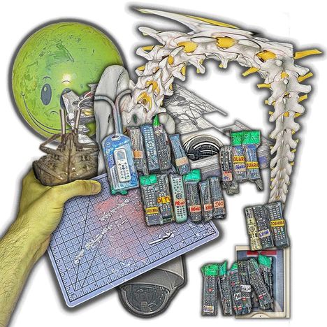 Texte: "LG", "Philips", "Samsung". Ein grüner Ball mit Gesicht, Fernbedienungen, ein Lineal, Wirbelsäule und eine Hand.