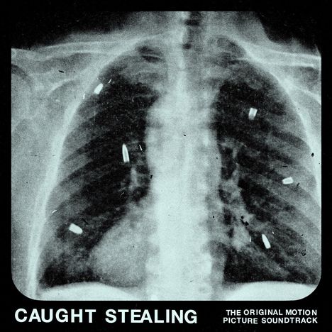 Text: "CAUGHT STEALING" und "THE ORIGINAL MOTION PICTURE SOUNDTRACK". Eine Röntgenaufnahme eines Brustkorbs.