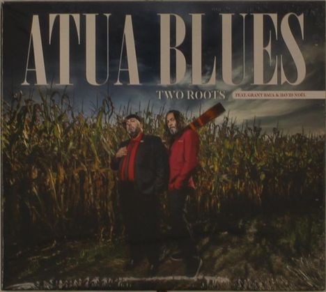 "ATUA BLUES" und "TWO ROOTS" mit zwei Männern in roten Hemden vor einem Maisfeld bei Abenddämmerung.