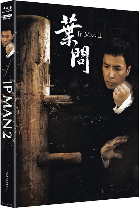 „Ip Man II“: Ein Mann in Kampfsportpose neben einem Holz-Trainingsgerät. Asiatische Schriftzeichen oben.