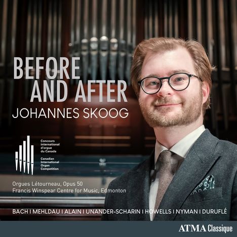 "BEFORE AND AFTER JOHANNES SKOOG" mit einem lächelnden Mann im Anzug vor Orgelpfeifen. Unten: Komponistennamen.