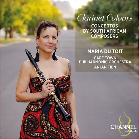 Texte: "Clarinet Colours", "Concertos by South African Composers", "Maria du Toit", "Cape Town Philharmonic Orchestra", "Arjan Tien". Eine Frau hält eine Klarinette, trägt ein buntes Kleid, lächelt. Logo unten rechts.