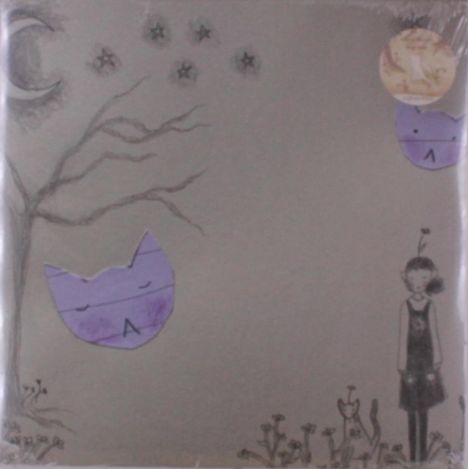 Eine Illustration zeigt einen Mond, Sterne, einen kahlen Baum, ein lila Katzen-Gesicht und ein Mädchen neben Pflanzen.